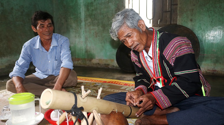 Y Mẻ (bên phải) luôn nỗ lực gìn giữ, phát huy các giá trị văn hóa của dân tộc Ba Na. Ảnh: NGÔ XUÂN