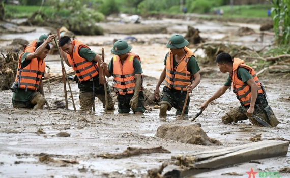 Cán bộ, chiến sĩ tìm kiếm nạn nhân mất tích ở Làng Nủ, xã Phúc Khánh (Bảo Yên, Lào Cai). Ảnh: VIỆT TRUNG