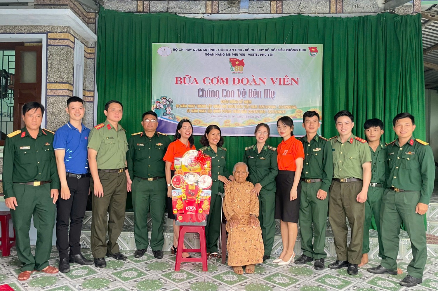 ​​​​​​​Cán bộ, chiến sĩ, đoàn viên, thanh niên các đơn vị trao quà cho Mẹ Việt Nam anh hùng Nguyễn Thị Kia (89 tuổi) tại Chương trình Bữa cơm đoàn viên "Chúng con về bên mẹ”.