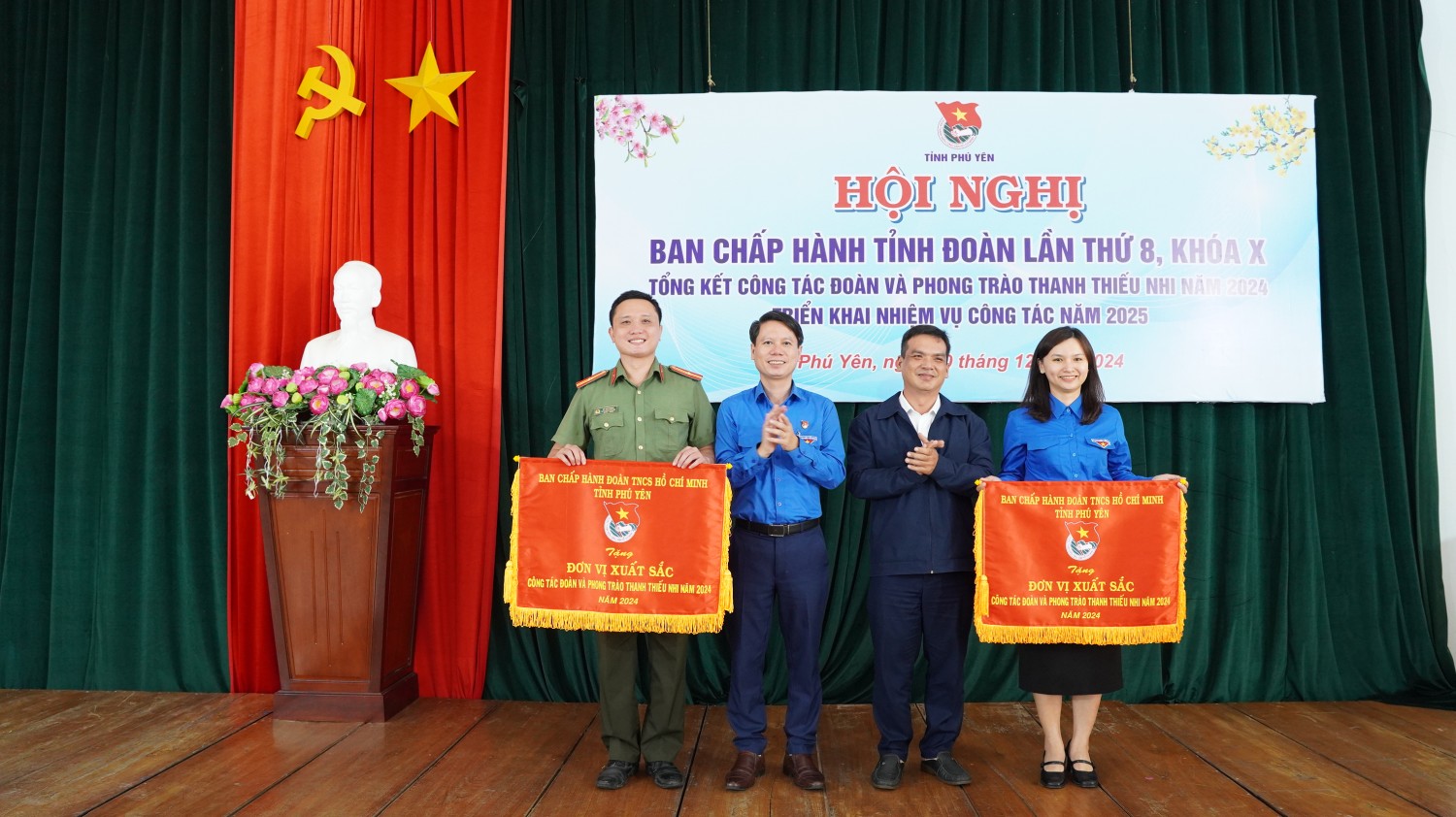 Thường trực Tỉnh Đoàn tặng cờ thi đua xuất sắc cho 2 đơn vị Huyện Đoàn Tây Hòa và Đoàn Thanh niên Công an tỉnh.