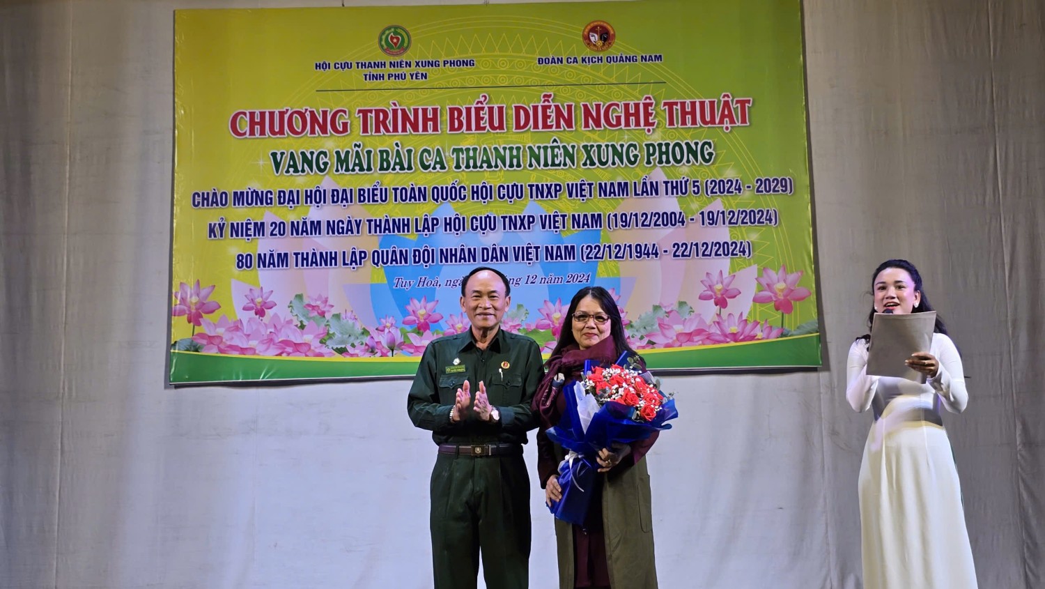 Hội Cựu Thanh niên xung phong tỉnh tặng hoa cảm ơn Đoàn ca kịch tỉnh Quảng Nam.