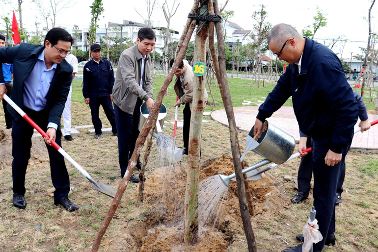 Lãnh đạo tỉnh tham gia lễ phát động “Tết trồng cây đời đời nhớ ơn Bác Hồ”. Ảnh: NGÔ NHẬT