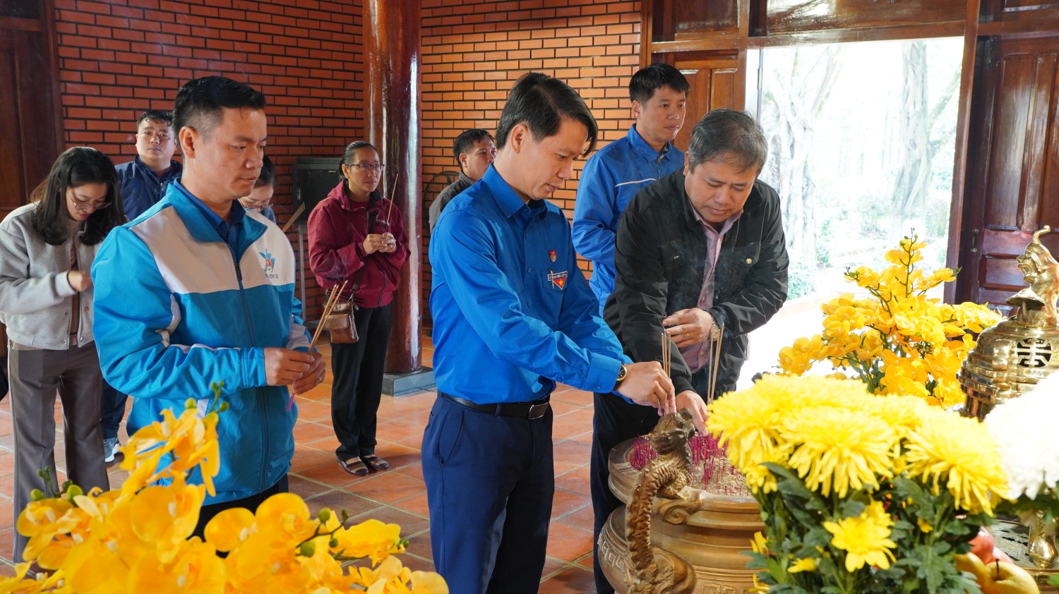 Các đồng chí lãnh đạo dâng hương tưởng nhớ, tỏ lòng tri ân sâu sắc đối với công lao to lớn, vì dân, vì nước của Bác Hồ kính yêu.