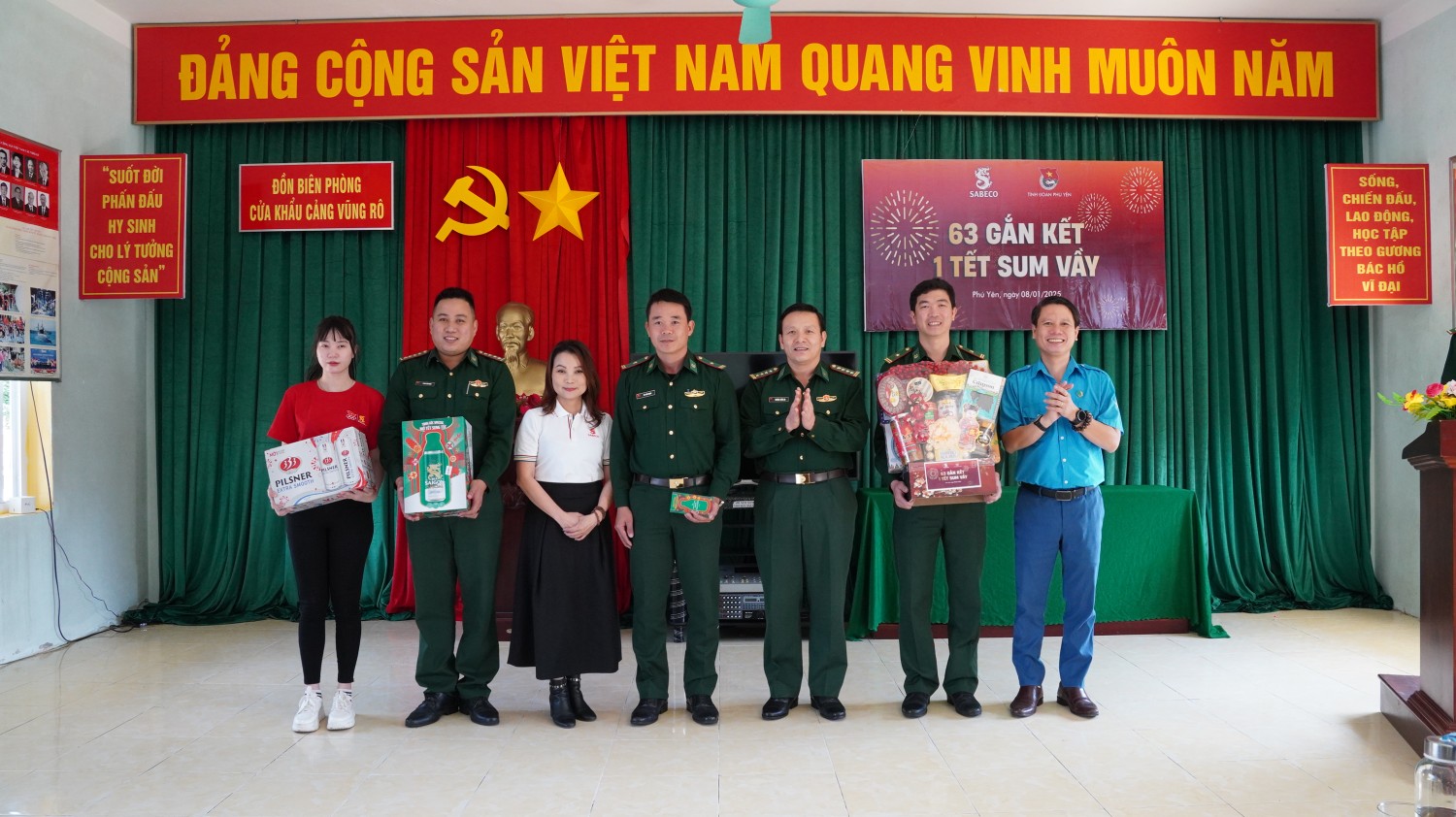 Các đồng chí lãnh đạo các đơn vị tằng quà tết cho Đồn Biên phòng Cửa khẩu Cảng Vũng Rô.