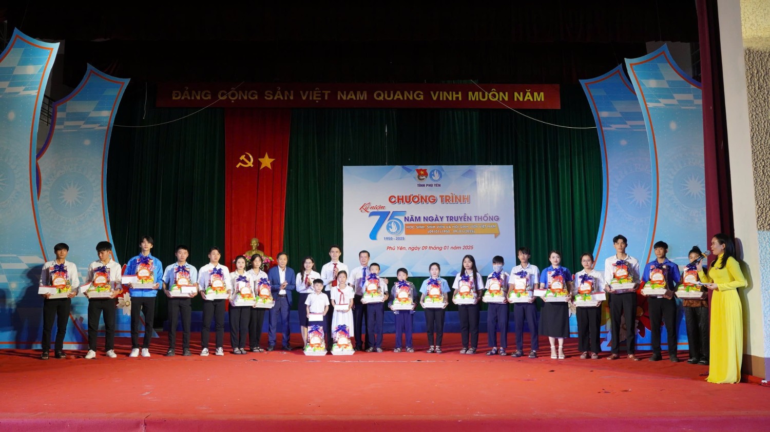 Lãnh đạo Ban Tuyên giáo Tỉnh ủy và Ban tổ chức trao học bổng cho học sinh, sinh viên có hoàn cảnh khó khăn trên địa bàn tỉnh.