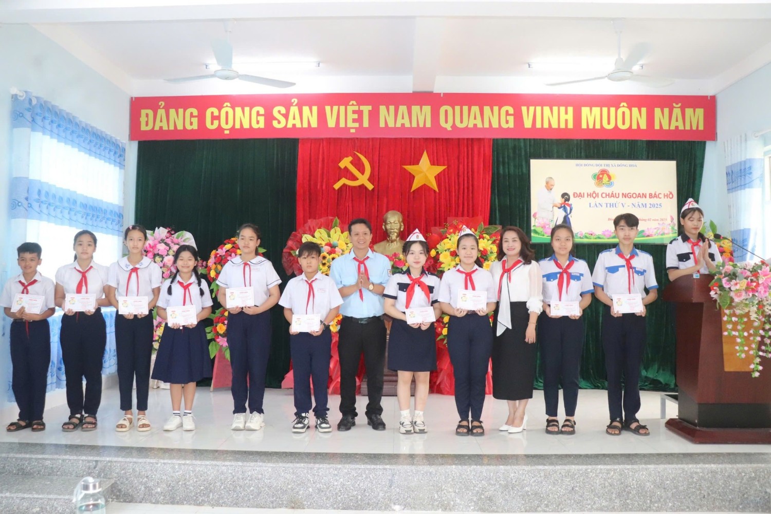 Tuyên dương đội viên đạt danh hiệu Cháu ngoan Bác Hồ.