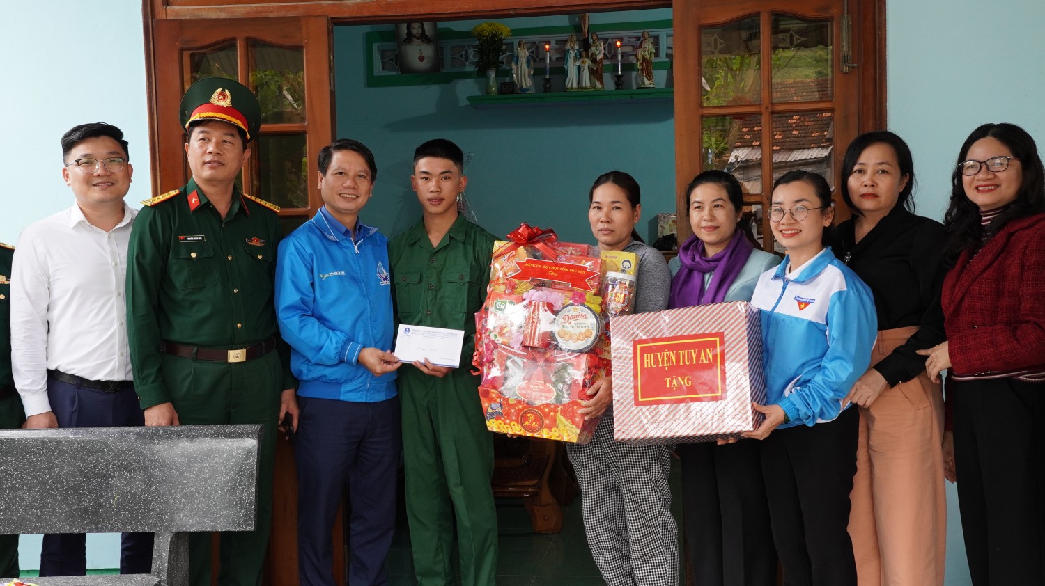 Lãnh đạo các đơn vị thăm, động viên và tặng quà cho thanh niên Nguyễn Tấn Thoại trúng tuyển nghĩa vụ quân sự năm 2025.