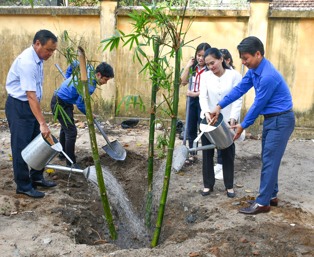 Các đồng chí: Đinh Thị Thu Thanh, Ủy viên Ban Thường vụ, Trưởng ban Dân vận Tỉnh ủy; Đào Mỹ, Phó Chủ tịch UBND tỉnh; lãnh đạo Tỉnh đoàn và đoàn viên, thanh niên tham gia trồng cây xanh. Ảnh: HÀ MY