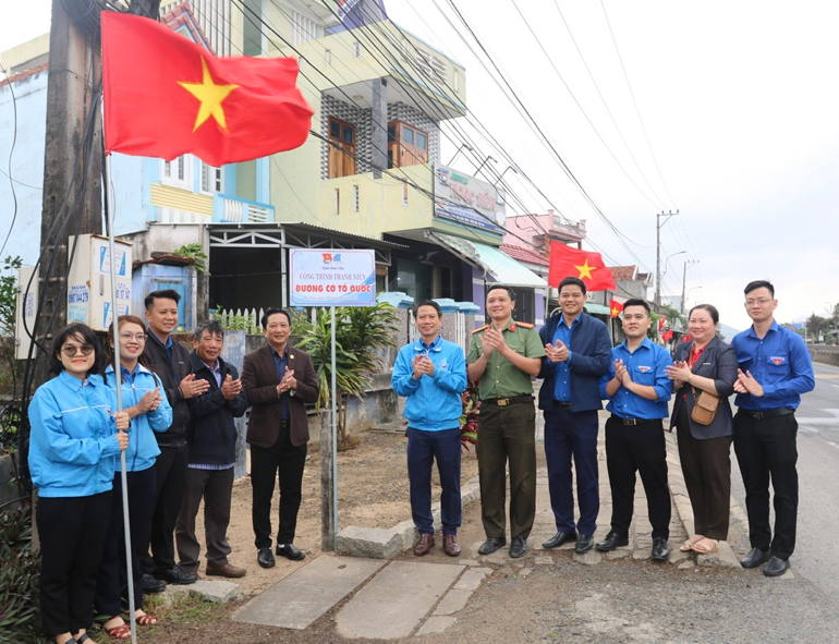 Đại diện cán bộ đoàn, đoàn viên, thanh niên Phú Yên khánh thành công trình “Đường cờ Tổ quốc” tại xã Hòa Xuân Đông (TX Đông Hòa). Ảnh: HÀ MY