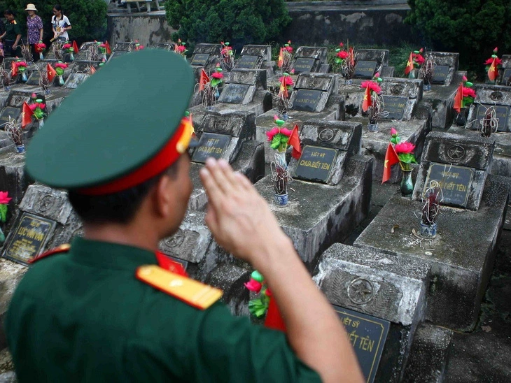 Tháng 7 tri ân, những cựu binh năm xưa cùng về nghĩa trang liệt sĩ quốc gia Vị Xuyên (Hà Giang) để thắp nén hương thơm tưởng nhớ những đồng đội đã ngã xuống - Ảnh: TTXVN