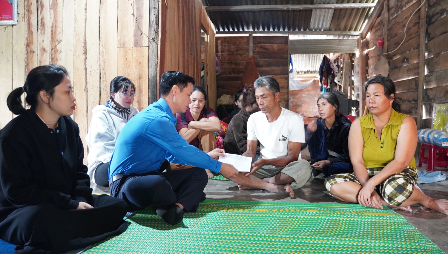 Đồng chí Võ Duy Kha, Phó Bí thư Tỉnh Đoàn, Chủ tịch Hội đồng Đội tỉnh thăm viếng, động viên gia đình có học sinh bị đuối nước.