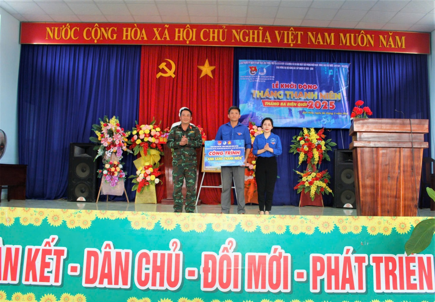 Thực hiện công trình “Ánh sáng Thanh niên”.