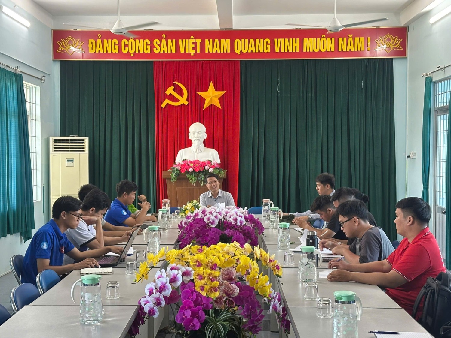 Quang cảnh cuộc họp.