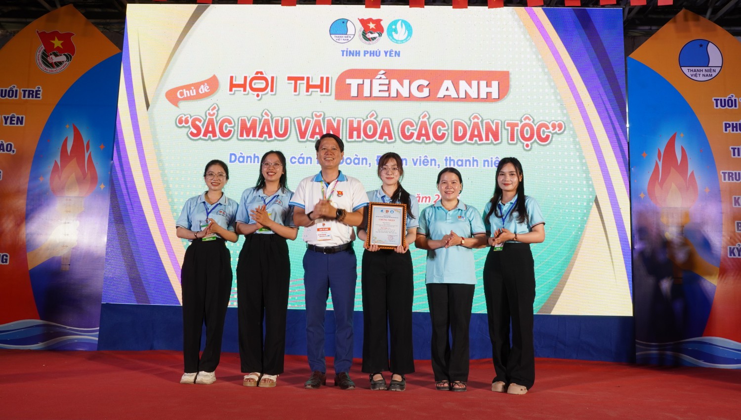 Ban tổ chức trao giải nhất cho đội: Huyện Đoàn Tây Hòa - Huyện Đoàn Sông Hinh - Đoàn Trường Đại học Phú Yên.