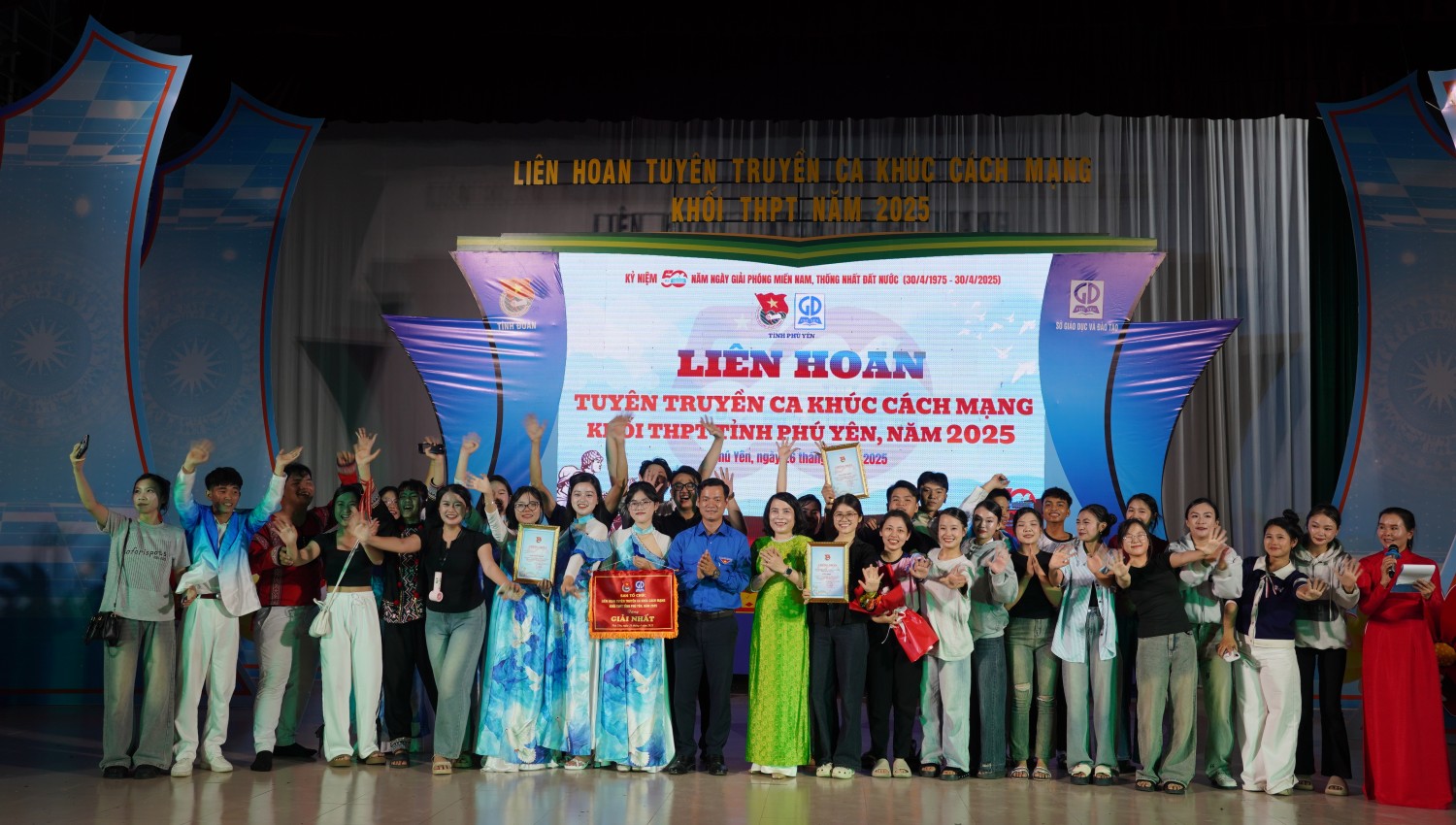Ban Tổ chức trao giải nhất toàn đoàn thuộc về huyện Sơn Hòa.