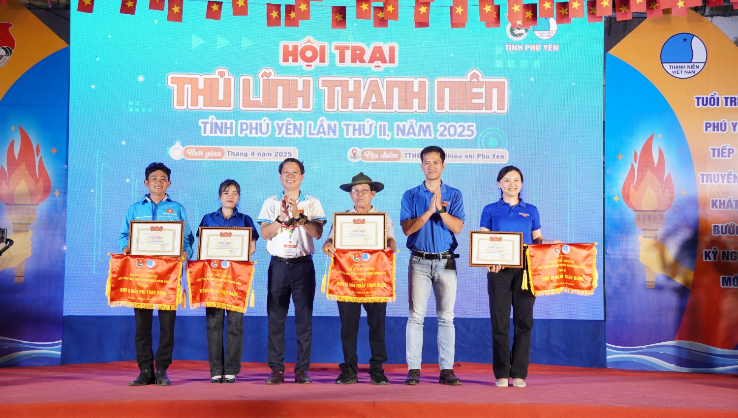 Ban Tổ chức trao giải toàn đoàn cho các đơn vị tham gia.