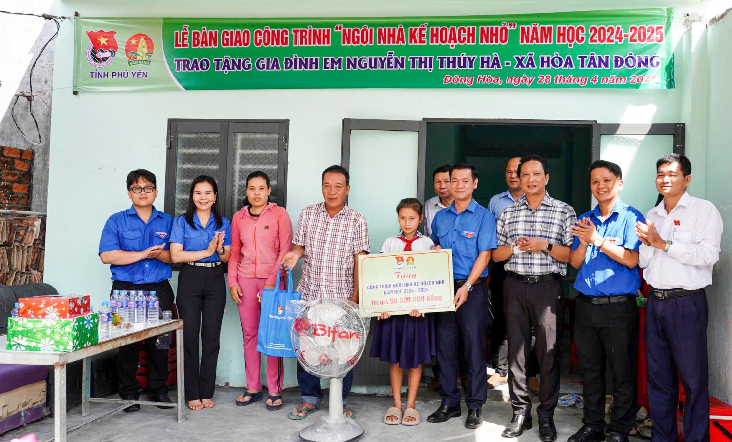 Tỉnh Đoàn, Hội đồng Đội tỉnh, Hội đồng Đội thị xã Đông Hòa cùng các đơn vị, chính quyền địa phương bàn giao ngôi nhà “Kế hoạch nhỏ” cho gia đình em Nguyễn Thị Thúy Hà.