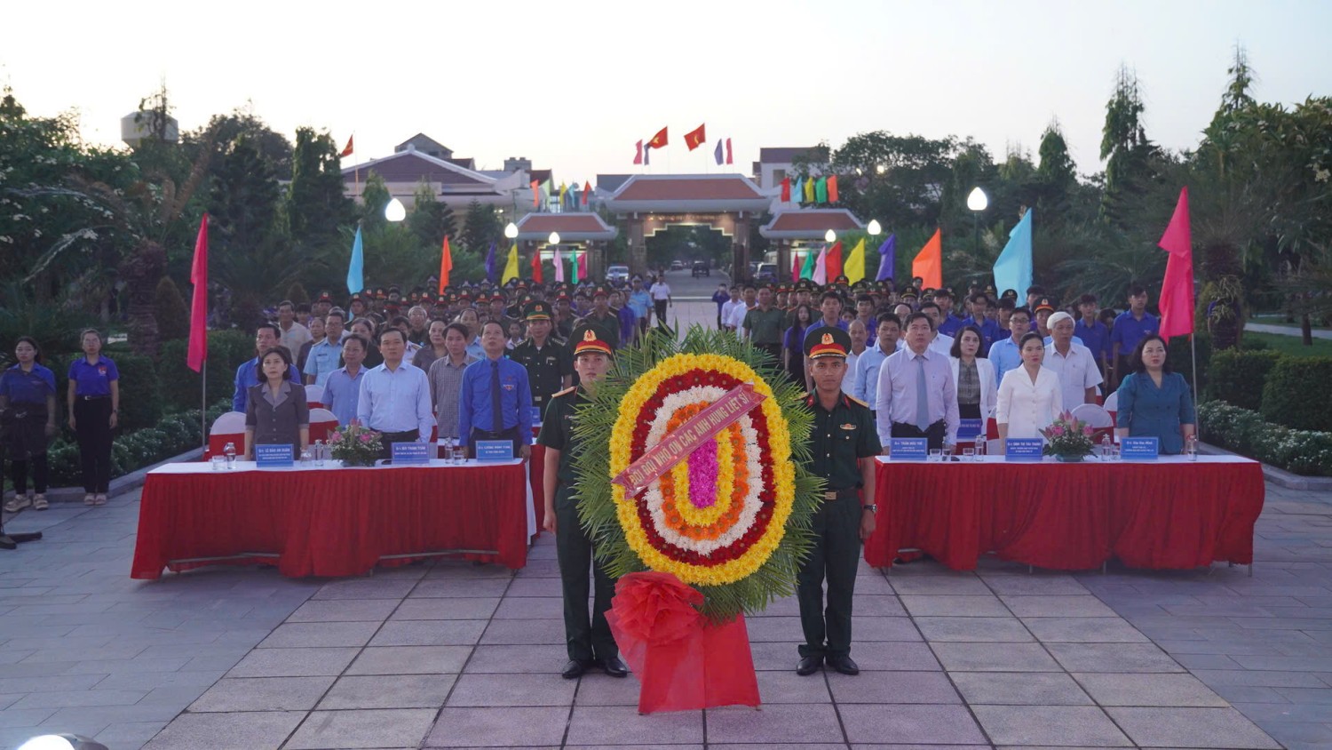 Các đồng chí lãnh đạo tỉnh và Tỉnh Đoàn, đoàn viên, thanh niên tưởng nhớ các anh hùng liệt sĩ và dâng hương, hoa tại Nghĩa trang Liệt sĩ tỉnh.