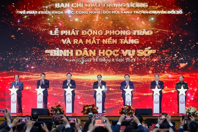 Thủ tướng Phạm Minh Chính và các đại biểu thực hiện nghi thức phát động phong trào “Bình dân học vụ số”. Ảnh: VGP 