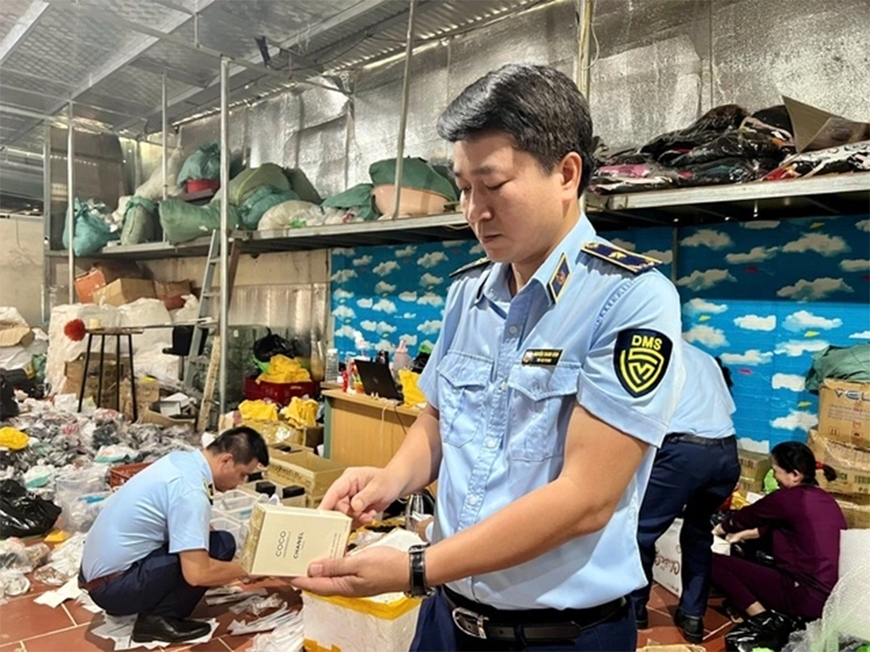 ​​​​​​​Quản lý thị trường tăng cường kiểm tra, xử lý vi phạm buôn bán hàng giả, hàng nhái trên sàn thương mại điện tử, mạng xã hội. Ảnh minh họa: thanhnien.com.vn