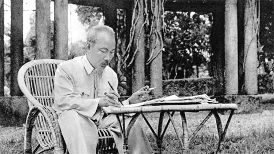 Chủ tịch Hồ Chí Minh làm việc tại Phủ Chủ tịch. Ảnh tư liệu