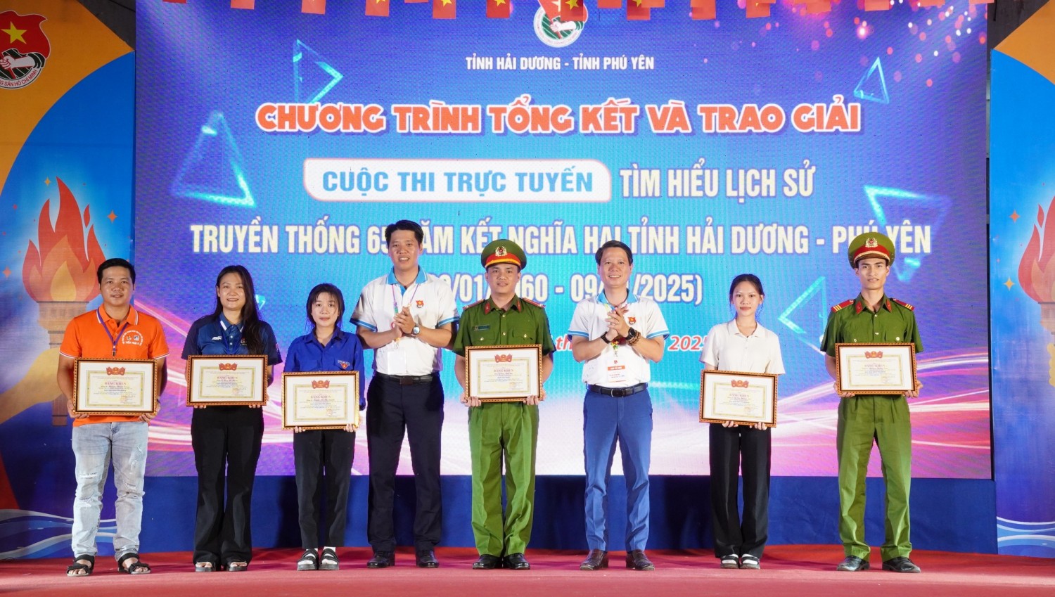 Ban Tổ chức trao giải cuộc thi.