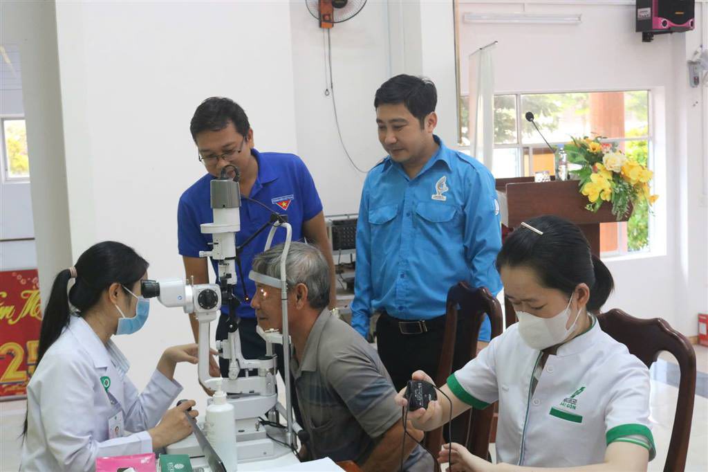 Khám, tư vấn điều trị mắt cho người dân.