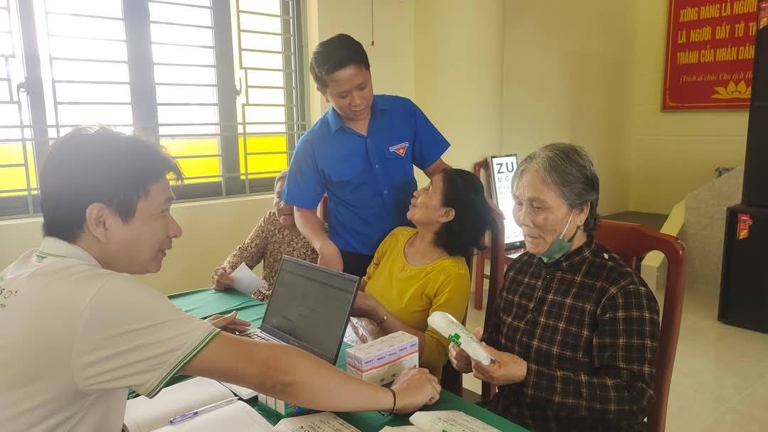 Đoàn Y, bác sĩ khám bệnh cho người dân.