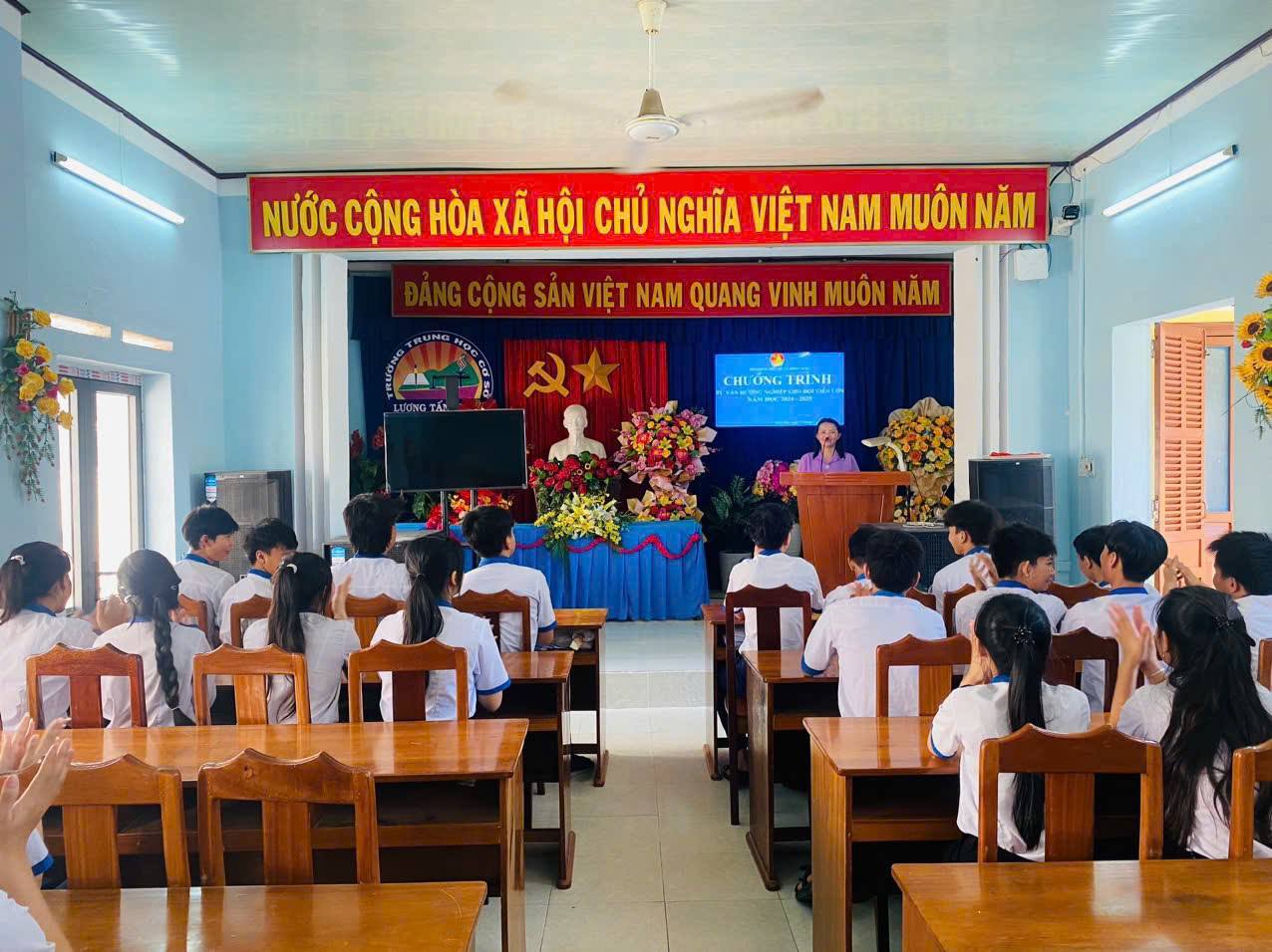 Quang cảnh tư vấn.