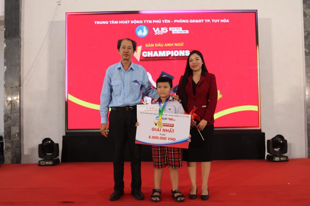 Trao giải nhất khối lớp 3 cho Nguyễn Hoàng Phi Long.