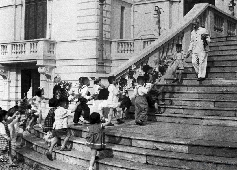 Các cháu thiếu nhi Thủ đô đến chúc thọ Bác Hồ tại Phủ Chủ tịch, ngày 19/5/1958. (Ảnh: TTXVN)