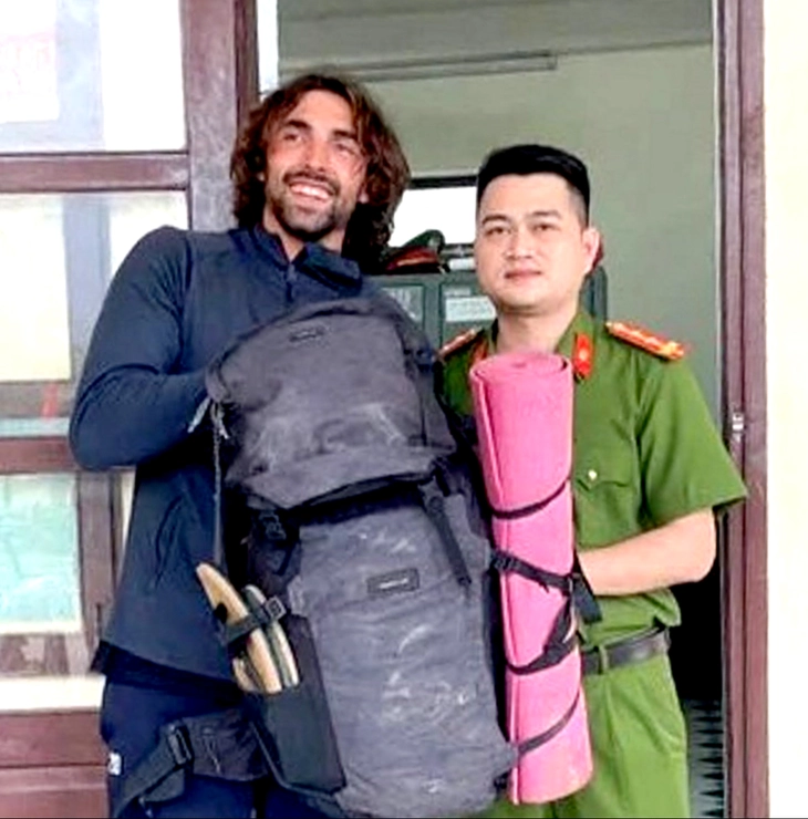 Du khách người Thụy Sĩ vui mừng khi nhận lại tài sản đánh rơi khi đến thăm Phong Nha - Kẻ Bàng - Ảnh: L.T