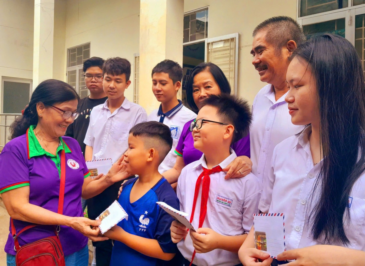 Bà Võ Thị Bảy, Trưởng Bếp ăn Từ thiện Bệnh viện Sản - Nhi Phú Yên cùng các thành viên trao học bổng cho các học sinh mồ côi, nghèo vượt khó. Ảnh: KIM LIÊN