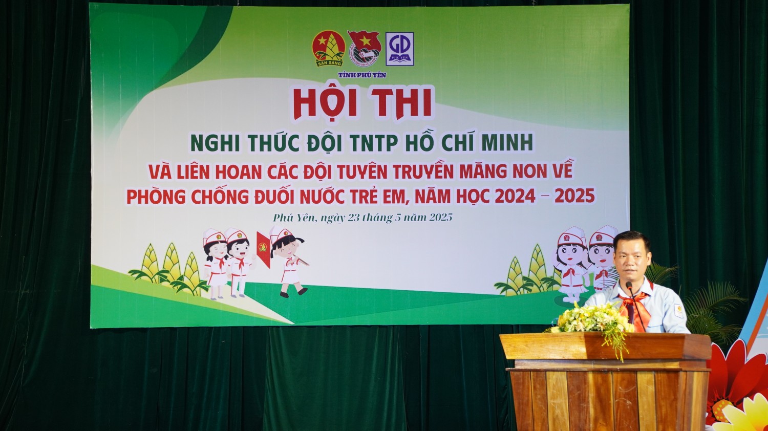 Đ/c Võ Duy Kha, Phó Bí thư Tỉnh Đoàn, Chủ tịch Hội đồng Đội tỉnh phát biểu khai mạc.