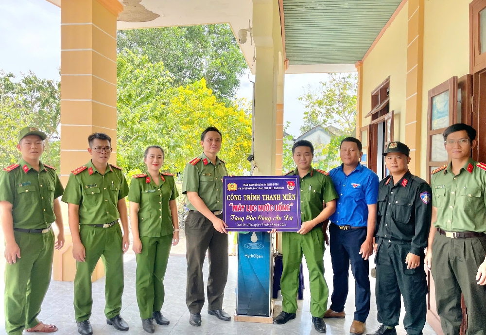 Đoàn Thanh niên Công an tỉnh Phú Yên trao tặng công trình thanh niên cho công an xã