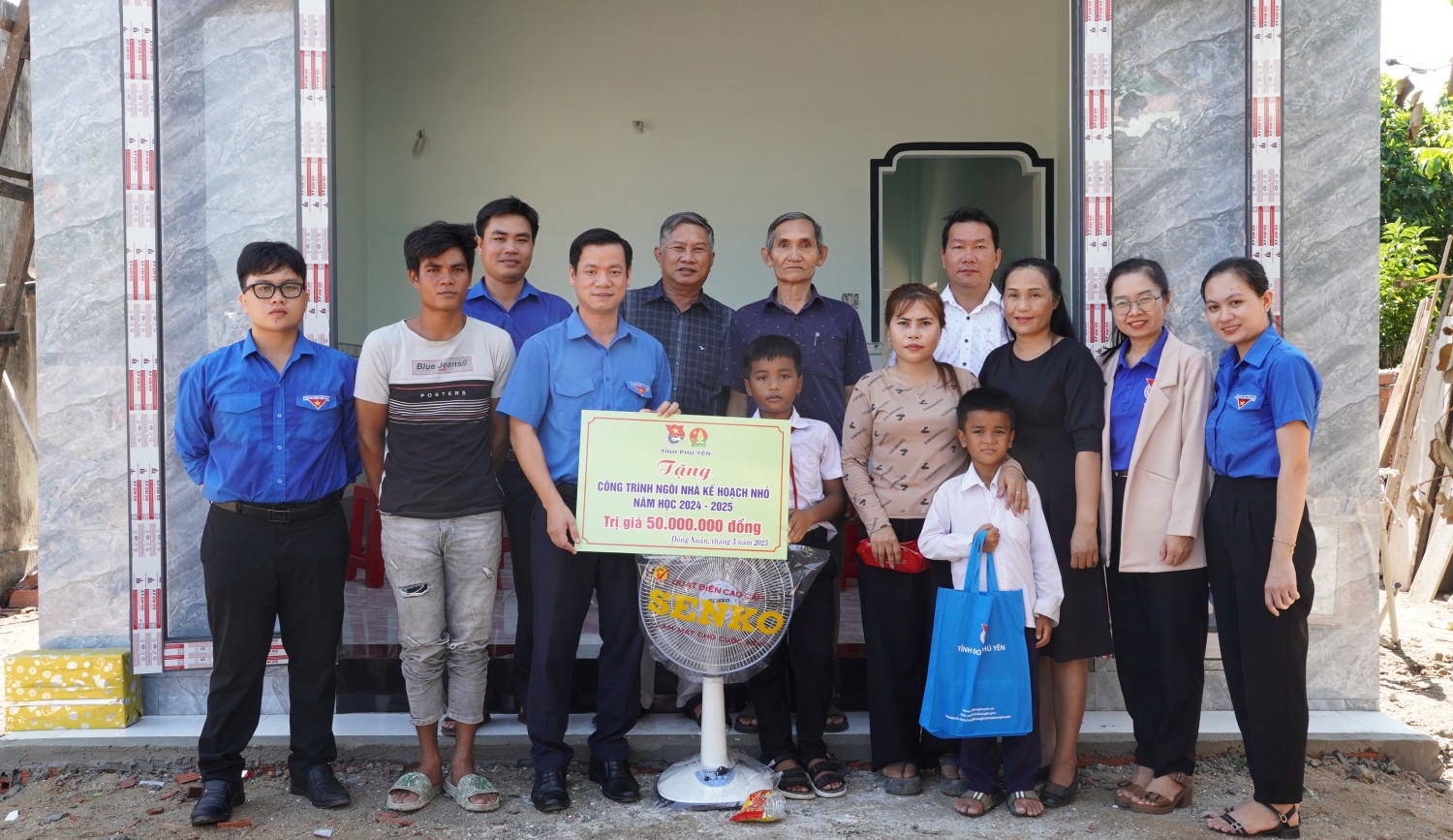 Tỉnh Đoàn, Hội đồng Đội tỉnh, Huyện Đoàn Đồng Xuân cùng các đơn vị, chính quyền địa phương bàn giao công trình “Ngôi nhà Kế hoạch nhỏ” cho gia đình em Lê Văn Min.
