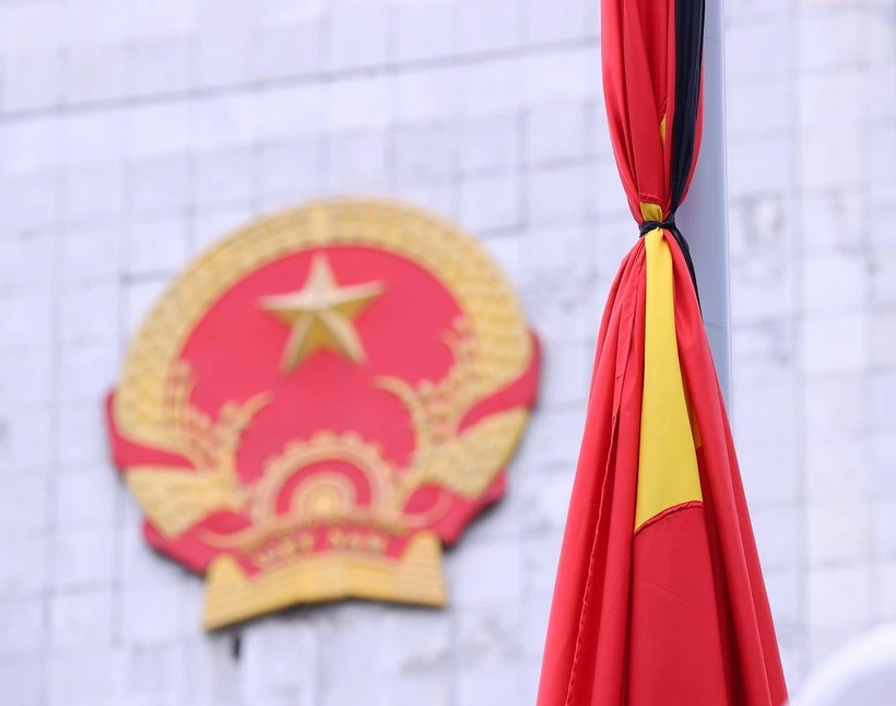Cờ rủ là Quốc kỳ, có dải băng tang. (Nguồn: TTXVN)