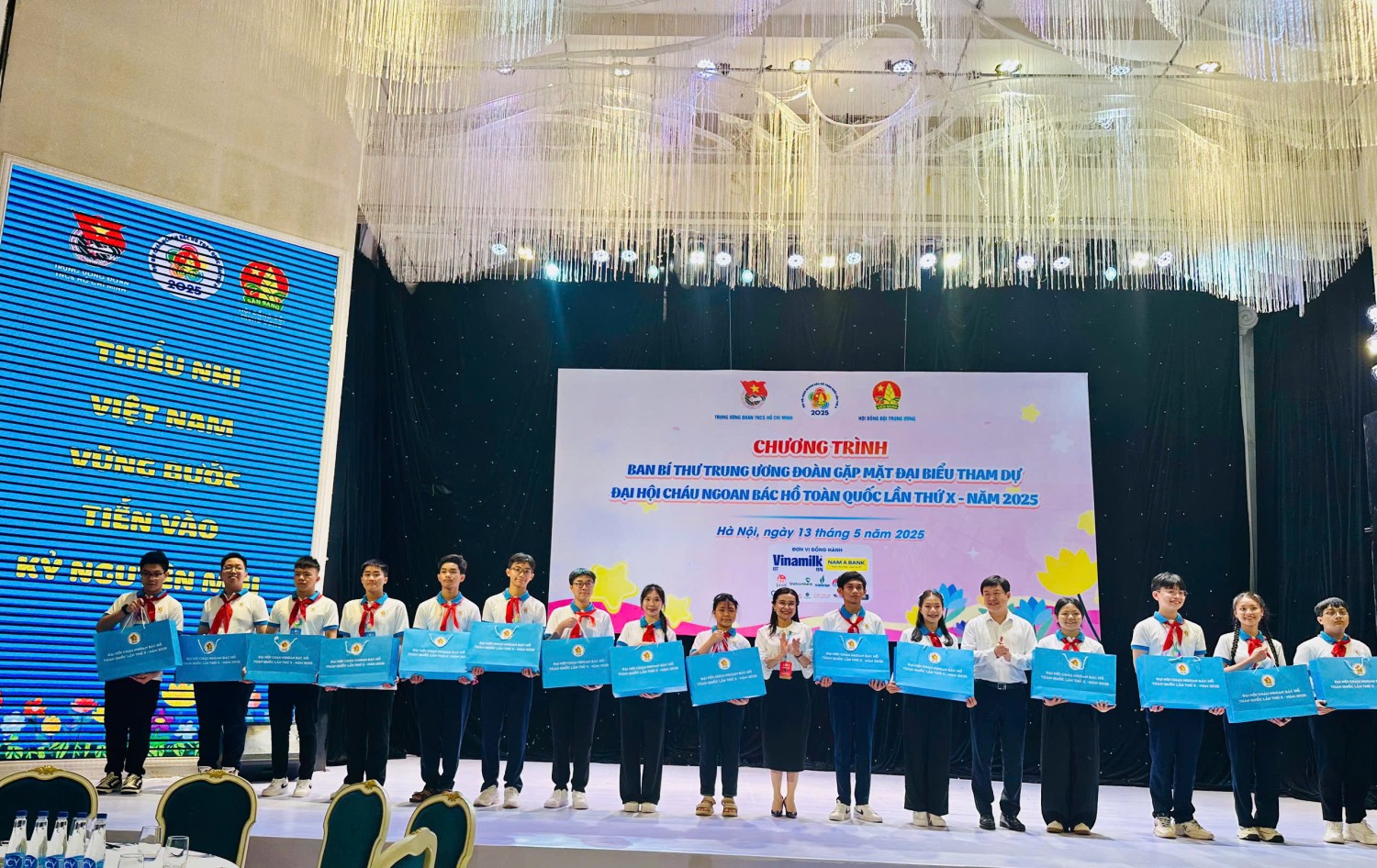 Thiếu nhi tiêu biểu nhận được quà tuyên dương của Ban Bí thư Trung ương Đoàn.