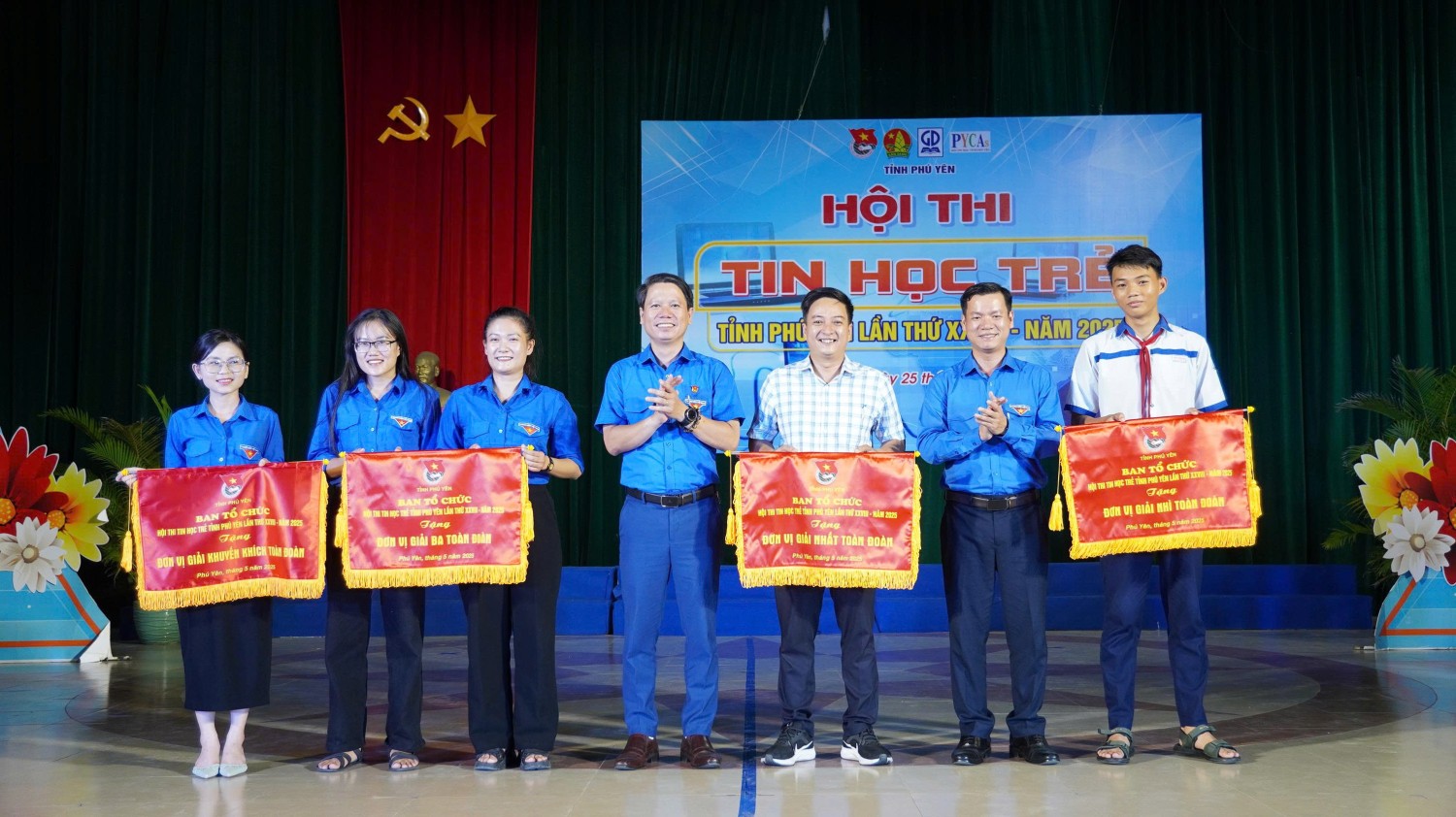 Ban Tổ chức trao giải toàn đoàn cho các đơn vị tham gia.