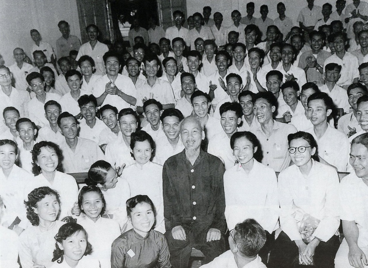 ​​​​​​​ Chủ tịch Hồ Chí Minh với các đại biểu dự Đại hội lần thứ III Hội Nhà báo Việt Nam (tháng 9-1962)_Ảnh: hoinhabaovietnam.vn