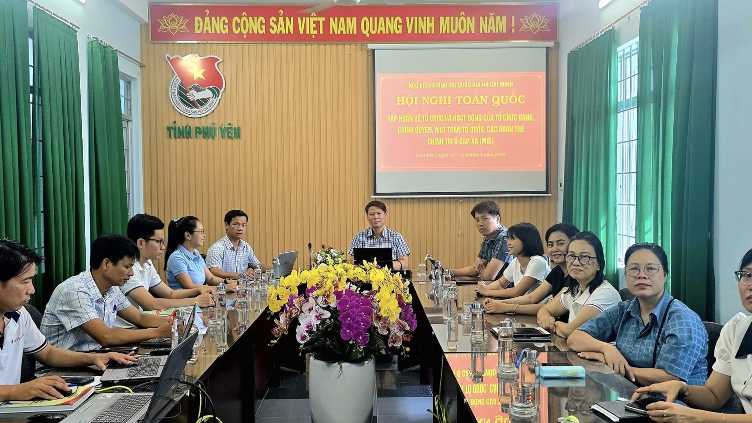 Điểm cầu trực tuyến tại Tỉnh Đoàn Phú Yên có các đồng chí Thường trực Tỉnh Đoàn, lãnh đạo các ban, Văn phòng Tỉnh Đoàn, cán bộ, công chức, viên chức cơ quan Tỉnh Đoàn.