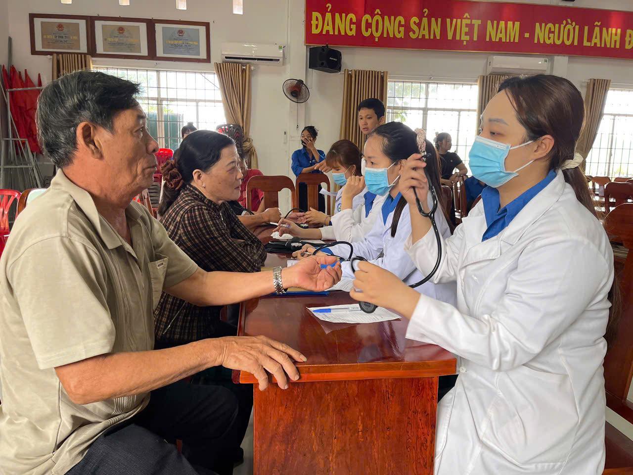 Y, bác sĩ trẻ khám bệnh cho người dân.