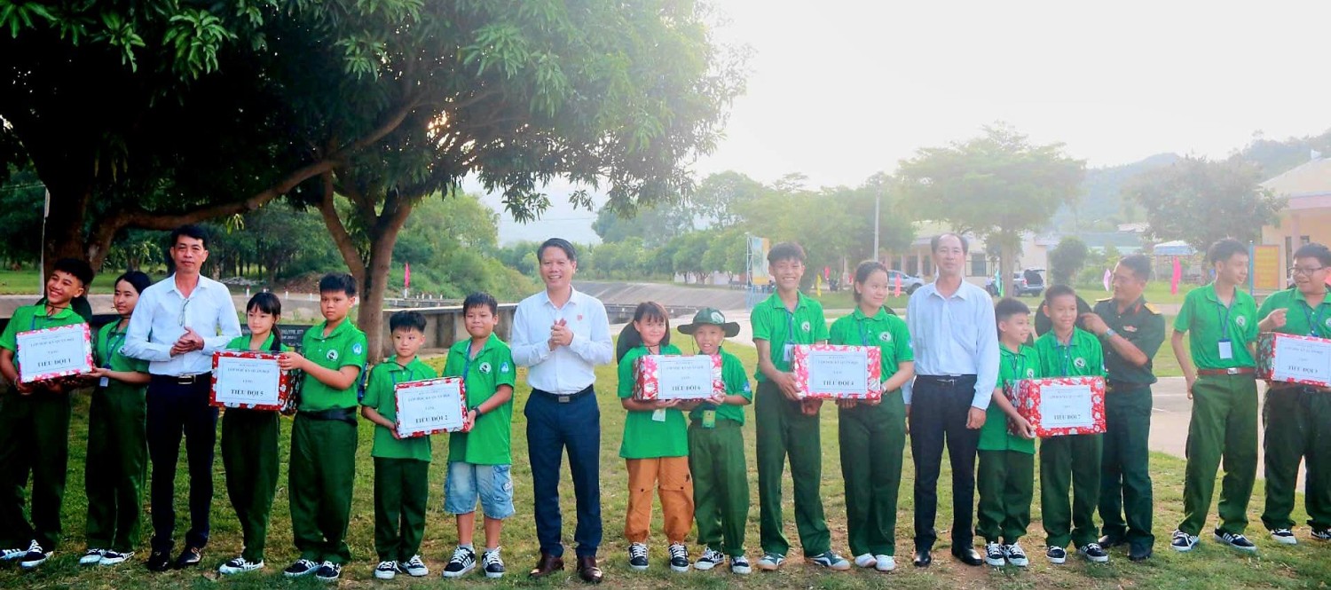 Thường trực Tỉnh Đoàn tặng quà động viên các chiến sĩ nhí tham gia Chương trình “Học kỳ trong quân đội” năm 2025.