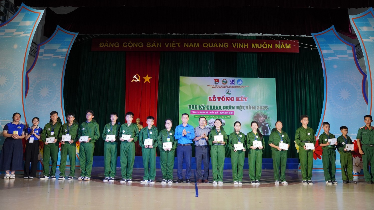 Ban Tổ chức đã trao giấy chứng nhận cho chiến sĩ nhí đã hoàn thành Chương trình “Học kỳ trong quân đội” 2025.