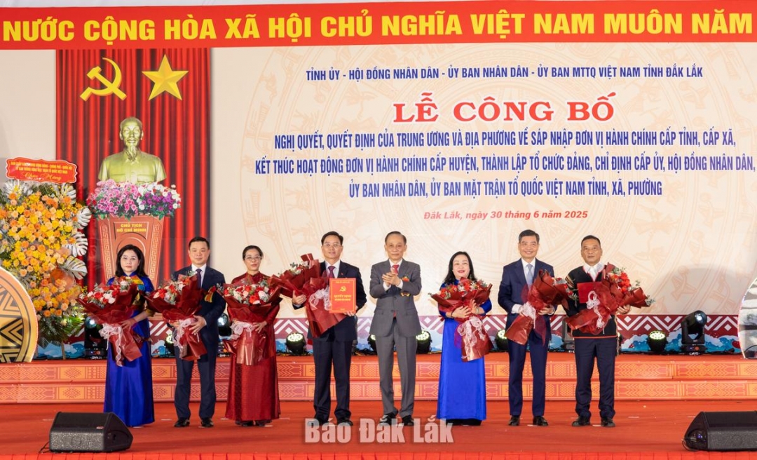 Đồng chí Lê Hoài Trung, Bí thư Trung ương Đảng, Chánh Văn phòng Trung ương Đảng trao Quyết định thành lập Đảng bộ tỉnh Đắk Lắk. Ảnh: Nguyễn Gia
