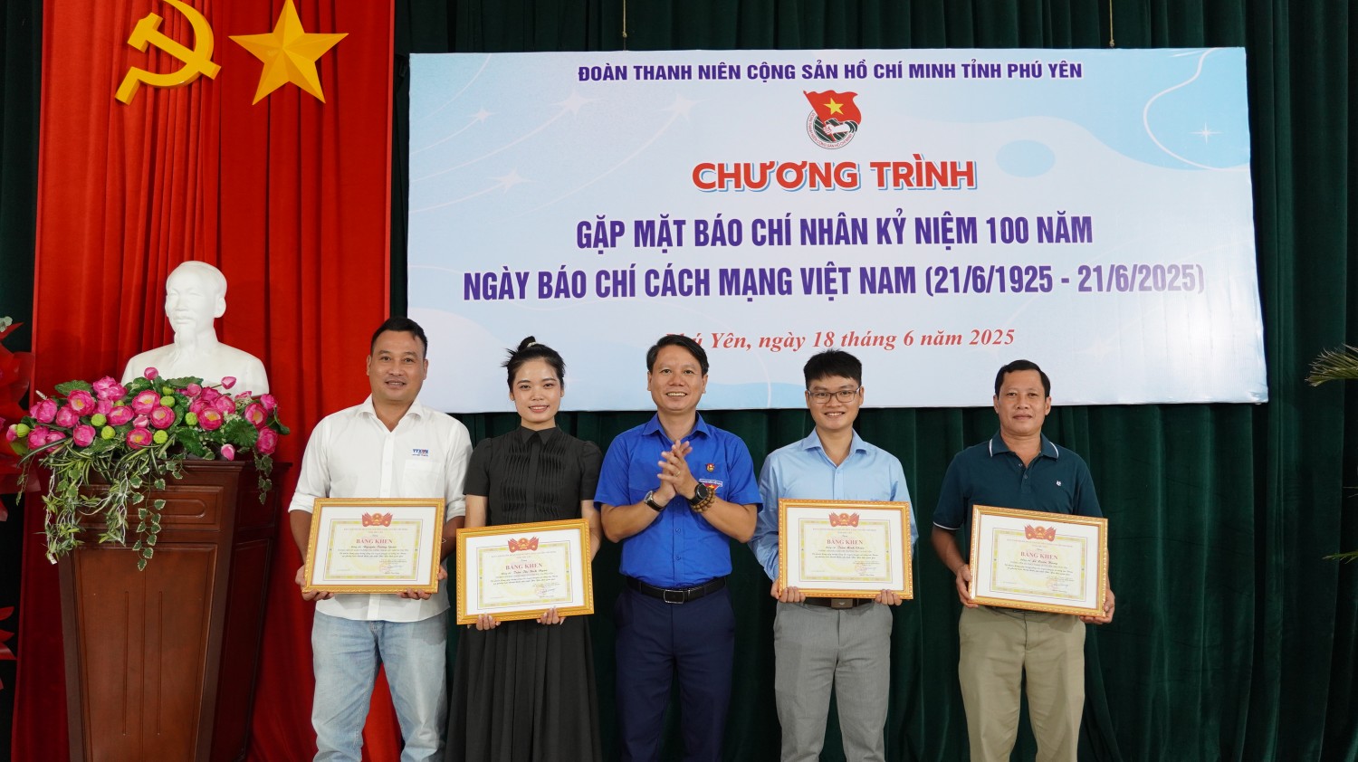 Thường trực Tỉnh Đoàn đã khen thưởng và tặng bằng khen cho các nhà báo, phóng viên, cộng tác viên.