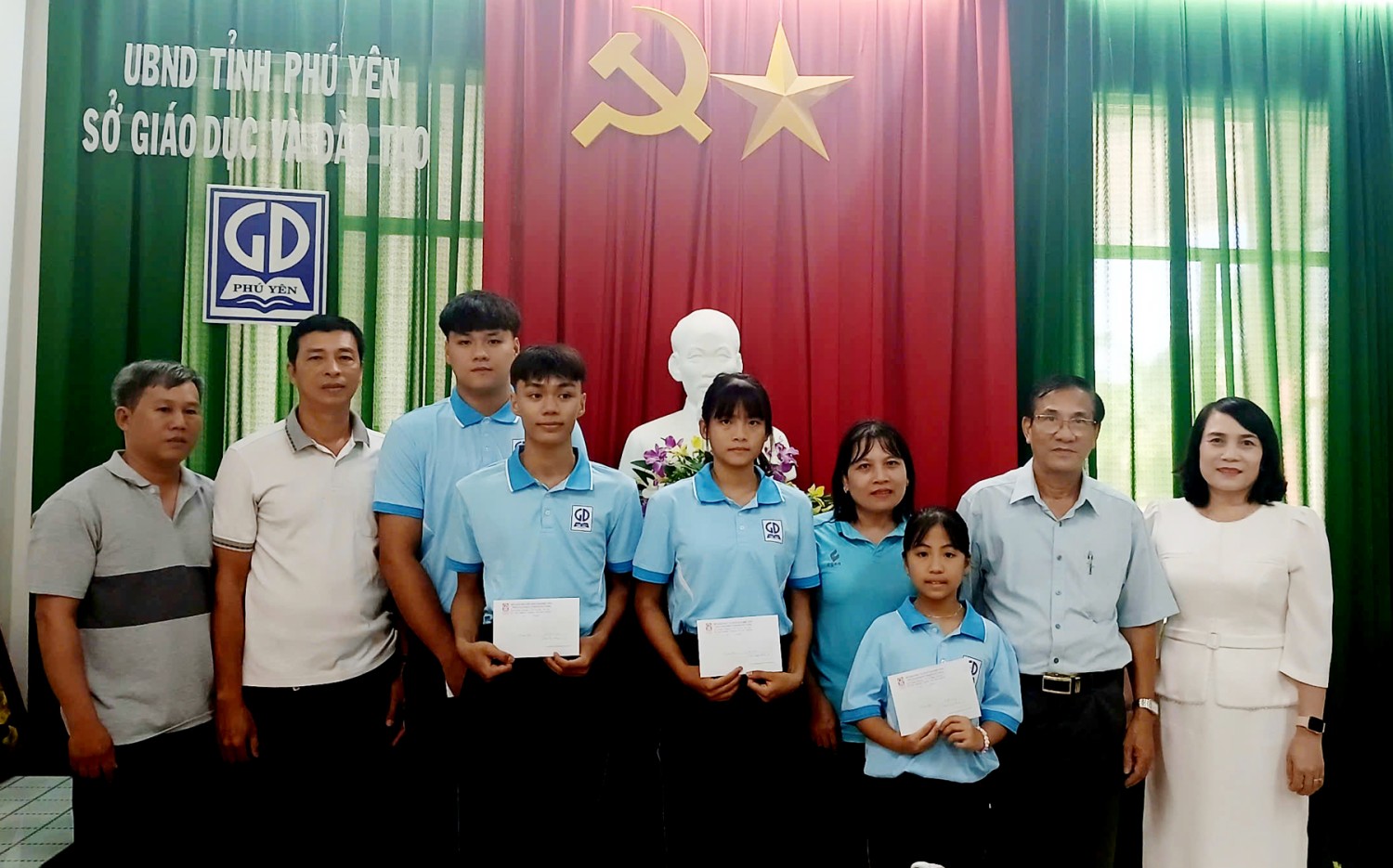 Lãnh đạo Sở GD&ĐT (bên phải) trao thưởng nóng cho các VĐV tham gia Giải thể thao học sinh phổ thông toàn quốc năm 2025.