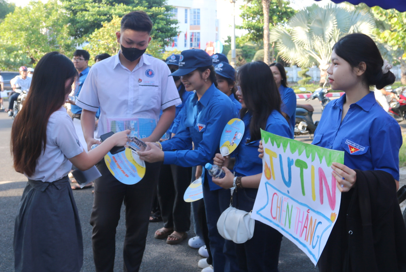 Các tình nguyện viên tiếp nước cho thí sinh tham dự Kỳ thi tốt nghiệp THPT năm 2024. Ảnh: HÀ MY