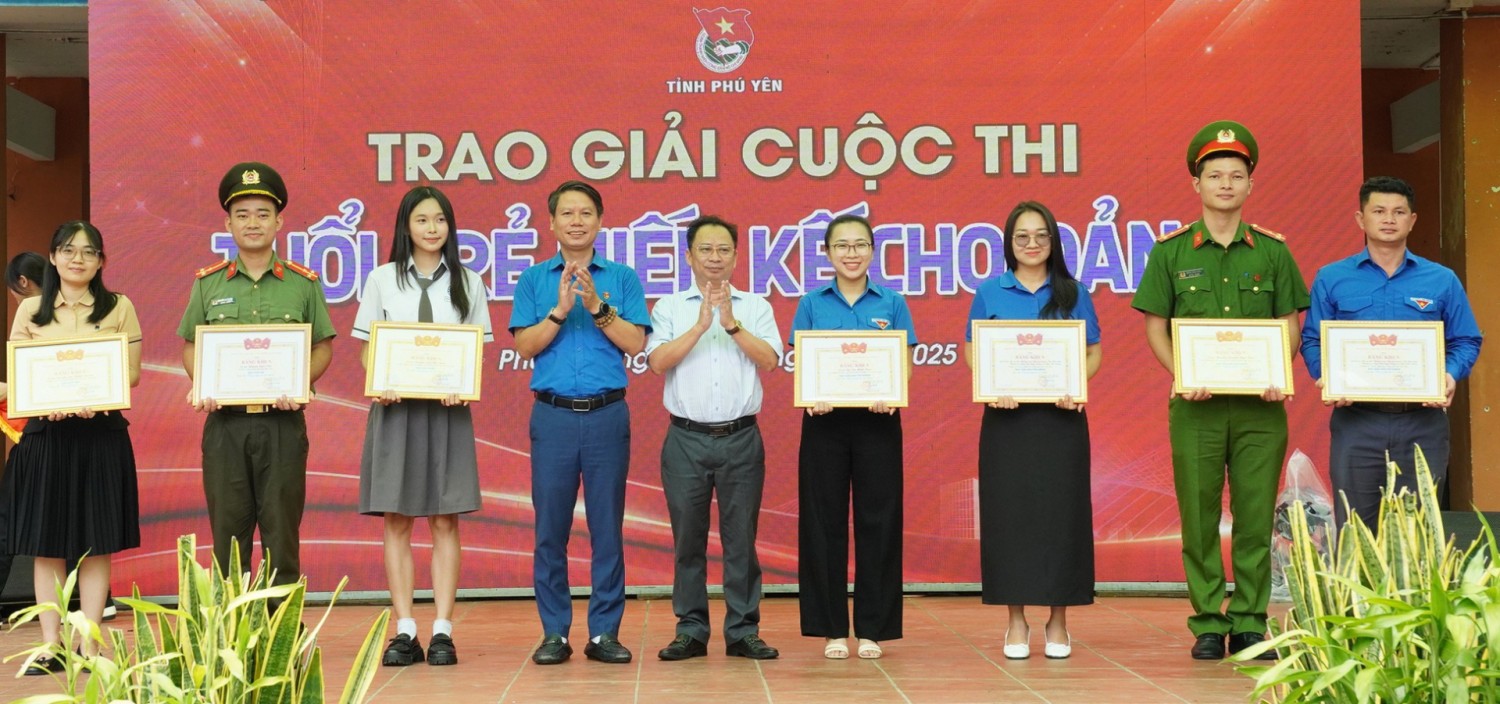 Lãnh đạo Ban Tuyên giáo và Dân vận Tỉnh ủy, Tỉnh đoàn trao giải cho các thí sinh.