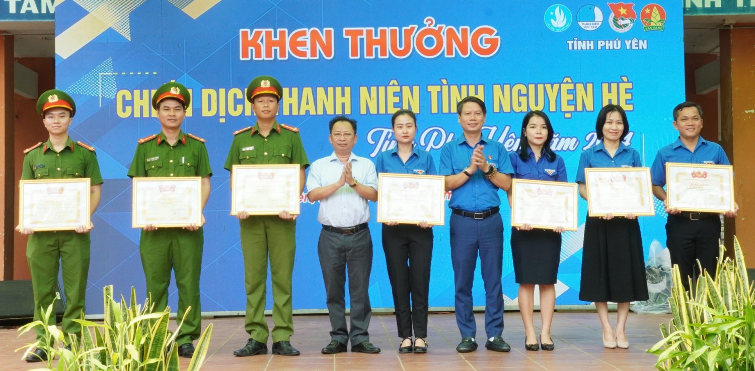 Trao bằng khen của Trung ương Đoàn cho các cá nhân có thành tích xuất sắc trong hoạt động hè và phong trào thanh niên tình nguyện năm 2024.
